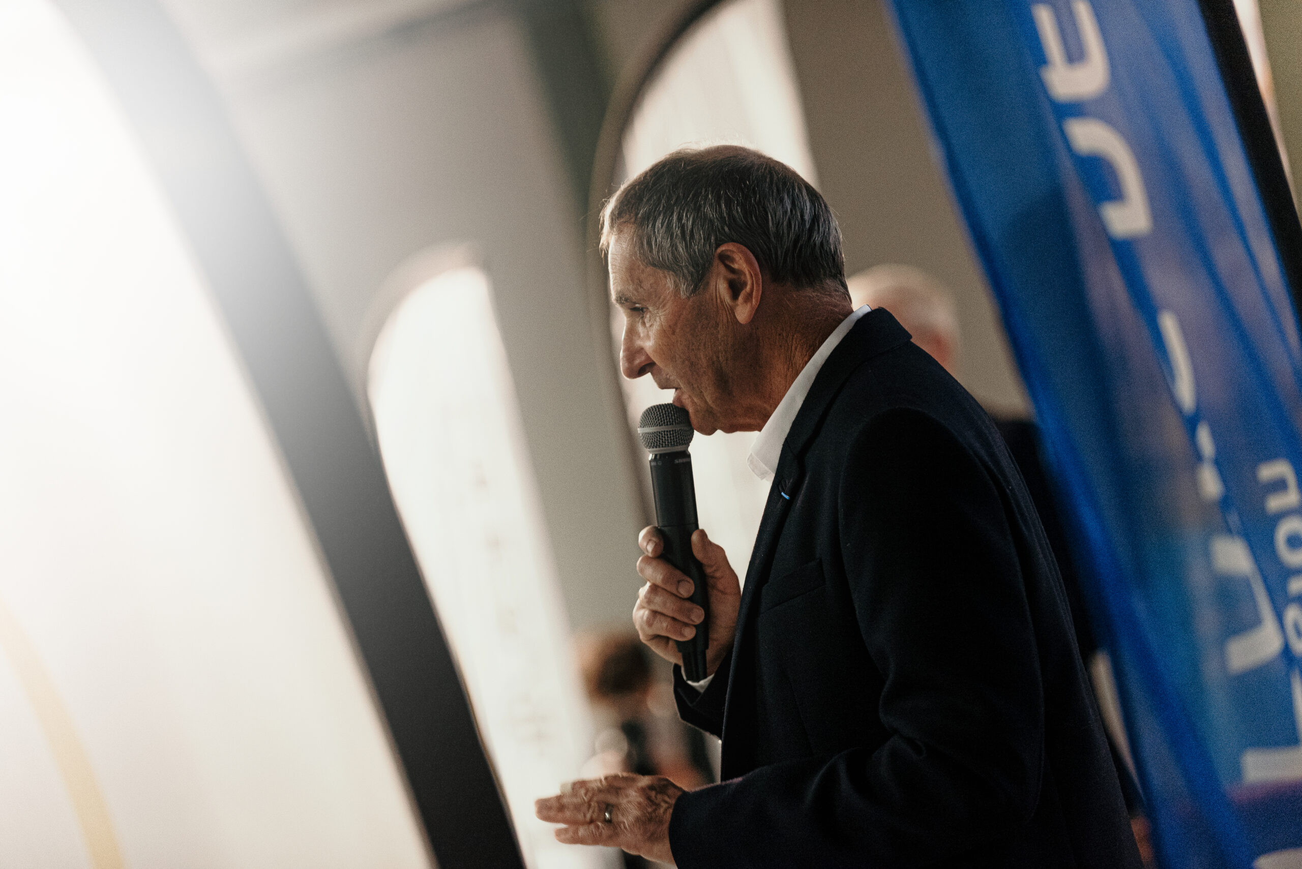 homme parle à une conférence