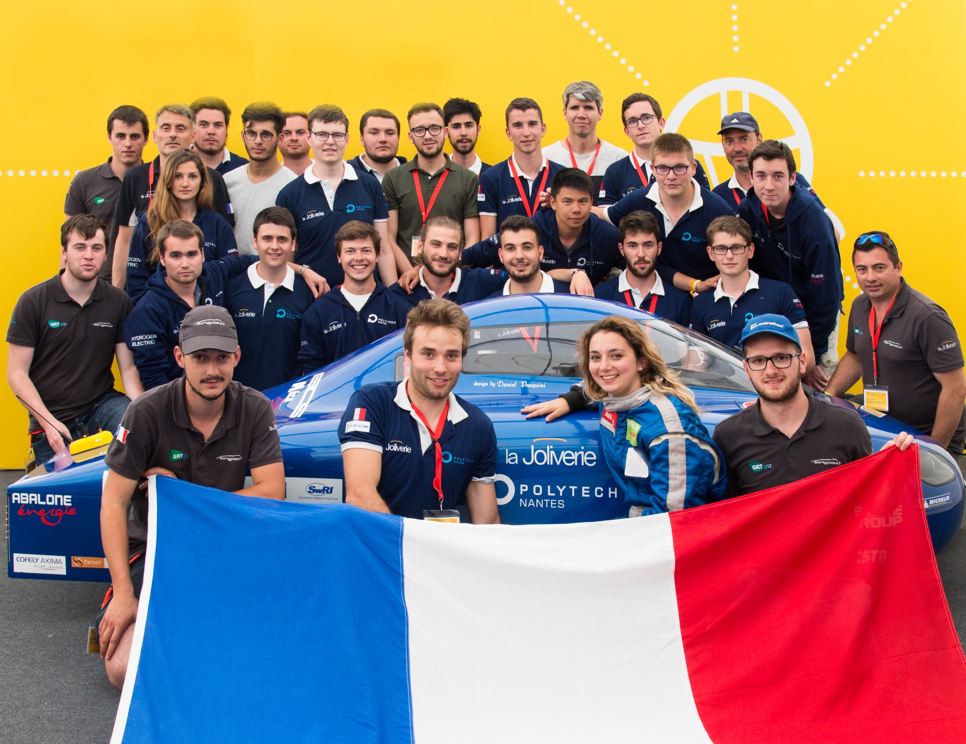 équipe française devant la voiture